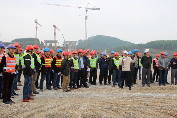 柳南改扩建全线安全治理人员参观特大桥施工现。ㄅ某叽纾.jpg
