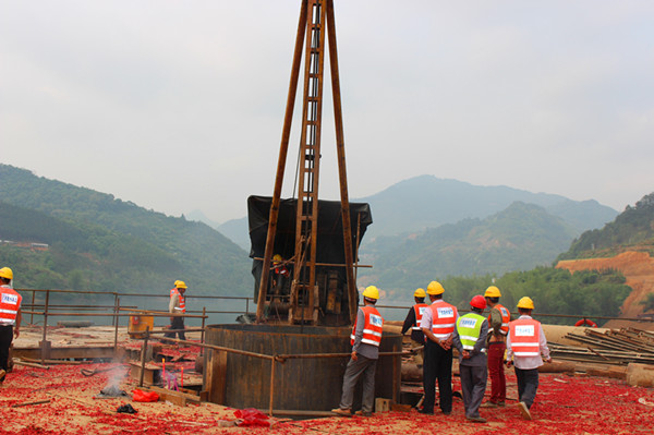 红水河特大桥首根桩基施工现场_副本.jpg
